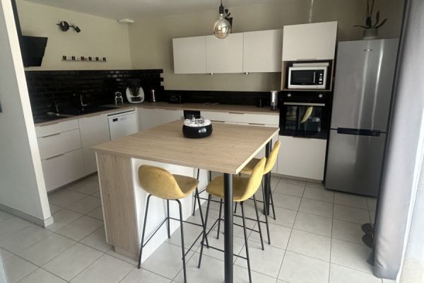 Cuisine en L avec un îlot carré, une cuisine réalisée par SoCoo'c Nantes Basse Goulaine