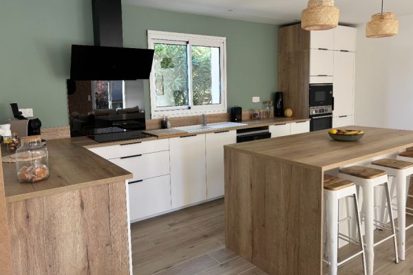 Cuisine équipée en L blanc et bois avec îlot , une cuisine réalisée par SoCoo'c Bordeaux le Lac