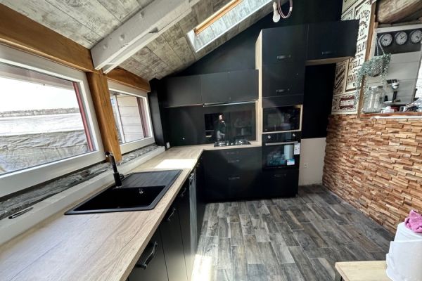 Cuisine noire et bois, une cuisine réalisée par SoCoo'c Pontivy