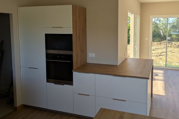 Cuisine en U avec L inversé , une cuisine réalisée par SoCoo'c Bordeaux le Lac