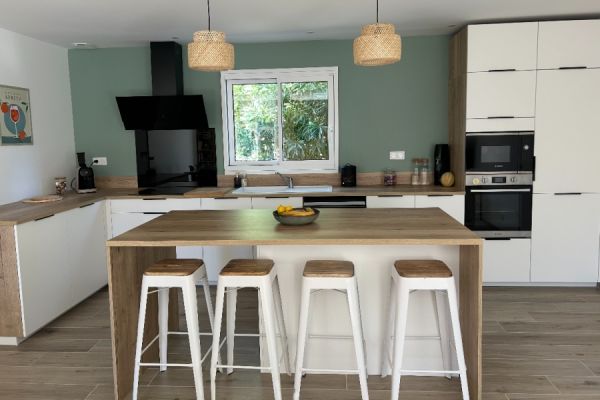Cuisine équipée en L blanc et bois avec îlot , une cuisine réalisée par SoCoo'c Bordeaux le Lac