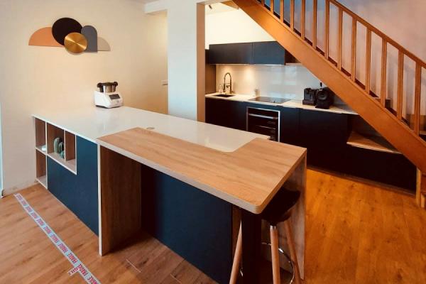 La cuisine Bleu foncé, pierre blanche &amp; bois d&#039;Arnaud, une cuisine réalisée par SoCoo'c Paris République