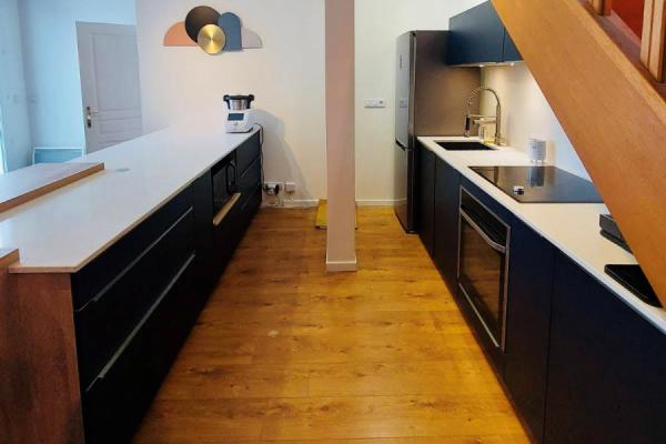 La cuisine Bleu foncé, pierre blanche &amp; bois d&#039;Arnaud, une cuisine réalisée par SoCoo'c Paris République