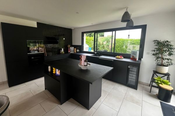Cuisine noire en L avec ilot  , une cuisine réalisée par SoCoo'c Creil