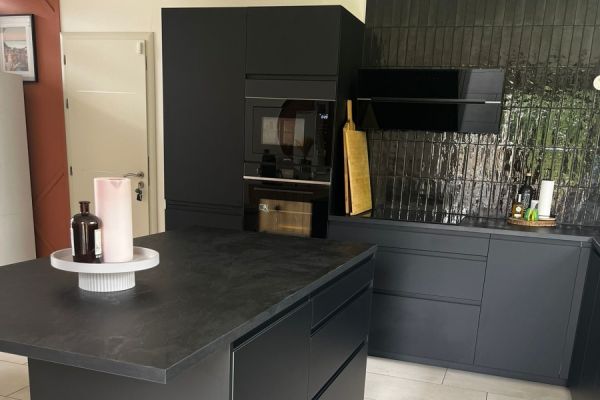 Cuisine noire en L avec ilot  , une cuisine réalisée par SoCoo'c Creil