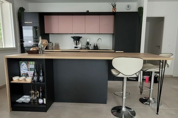 Cuisine avec ilôt noir et rose pastel, une cuisine réalisée par SoCoo'c Grenoble St Martin