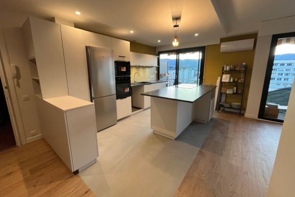 Très jolie cuisine finition Lin avec ilot, une cuisine réalisée par SoCoo'c Grenoble Saint Egrève