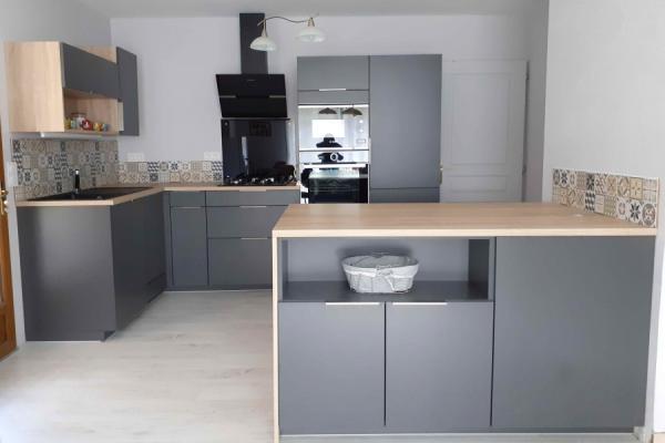 Une cuisine grise et bois, une cuisine réalisée par SoCoo'c Nice
