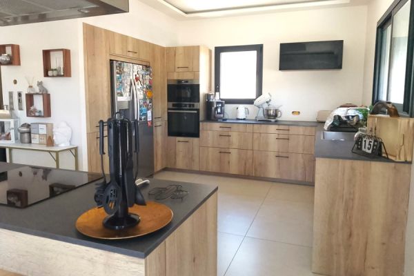 CUISINE BOIS ET NOIR , une cuisine réalisée par SoCoo'c Fréjus