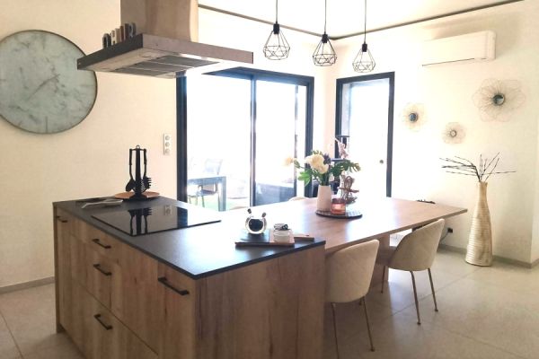 CUISINE BOIS ET NOIR , une cuisine réalisée par SoCoo'c Fréjus