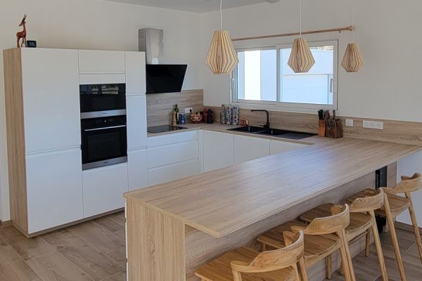 Cuisine blanche et bois de Jérôme, une cuisine réalisée par SoCoo'c Bastia
