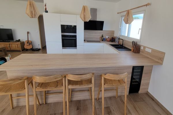 Cuisine blanche et bois de Jérôme, une cuisine réalisée par SoCoo'c Bastia