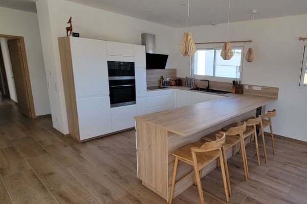 Cuisine blanche et bois de Jérôme, une cuisine réalisée par SoCoo'c Bastia