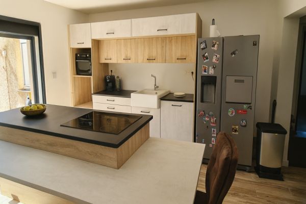 La cuisine chêne bardolino et cimento clair de Jessica, une cuisine réalisée par SoCoo'c Vitrolles