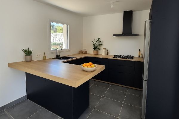 La cuisine bleu nocturne de Patrick !, une cuisine réalisée par SoCoo'c Vitrolles