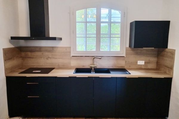 Cuisine noir et bois de M&Mme B, une cuisine réalisée par SoCoo'c Fréjus