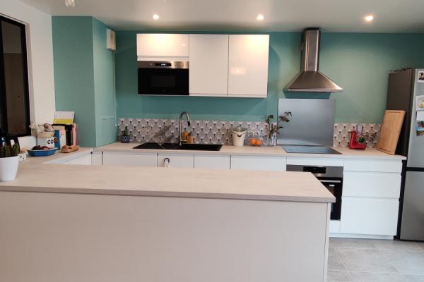 La cuisine Blanche sans poignées et béton de Laura, une cuisine réalisée par SoCoo'c Paris République