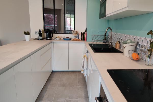 La cuisine Blanche sans poignées et béton de Laura, une cuisine réalisée par SoCoo'c Paris République