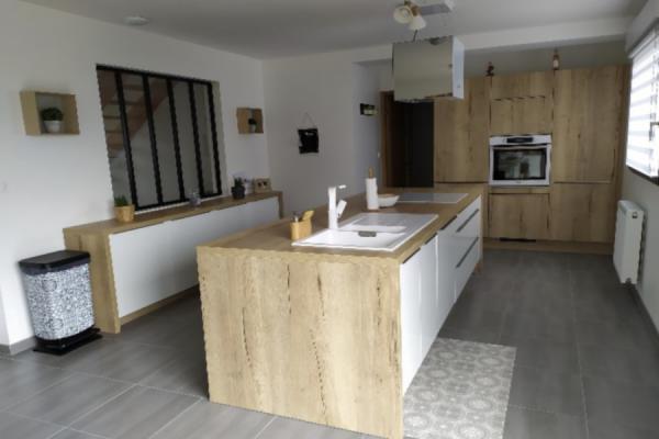 Cuisine avec Îlot blanche et bois, une cuisine réalisée par SoCoo'c Lens