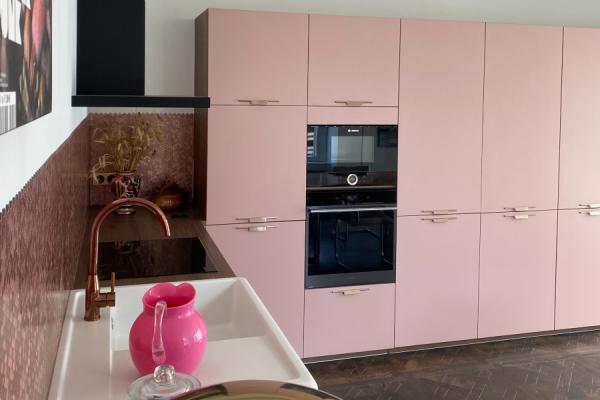 Cuisine rose et bois, une cuisine réalisée par SoCoo'c Royan