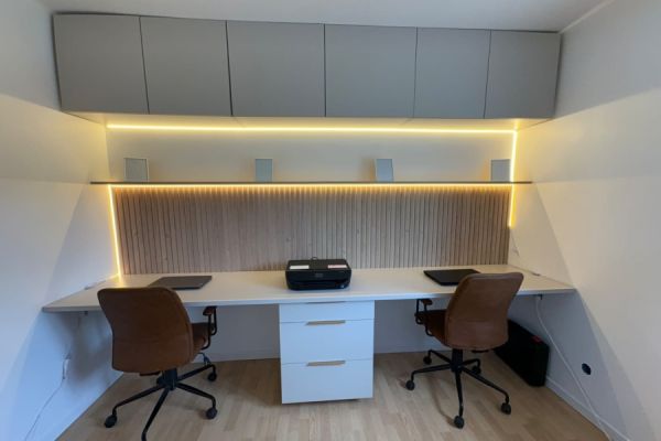 Bureau clair avec rangements hauts chez Adeline, une cuisine réalisée par SoCoo'c Amberieu