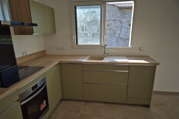 Cuisine provençale vert et bois de Mme. et M. C, une cuisine réalisée par SoCoo'c Montélimar