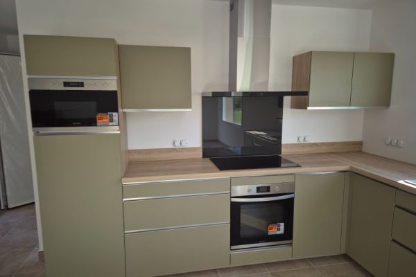 Cuisine provençale vert et bois de Mme. et M. C, une cuisine réalisée par SoCoo'c Montélimar