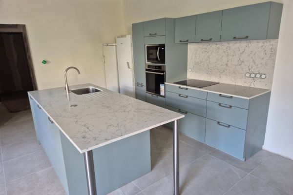 Cuisine bleu et quartz de Mme. et M. L, une cuisine réalisée par SoCoo'c Montélimar