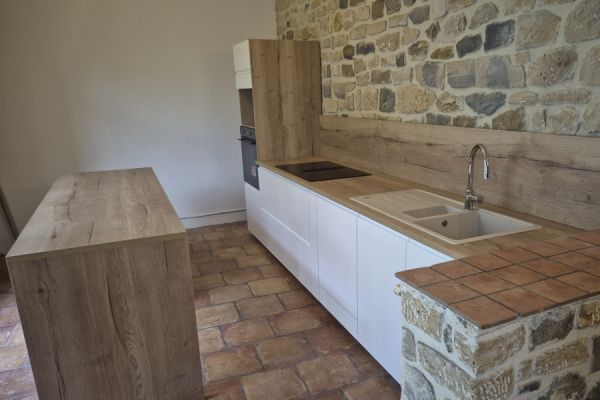 Cuisine blanche et bois de Mme. et M. M, une cuisine réalisée par SoCoo'c Montélimar