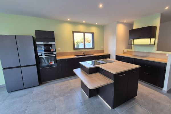 Grande cuisine moderne noir et bois de Mme. et M. T, une cuisine réalisée par SoCoo'c Montélimar