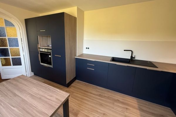 Le bleu nocturne adouci par le bois cendré., une cuisine réalisée par SoCoo'c Pontivy