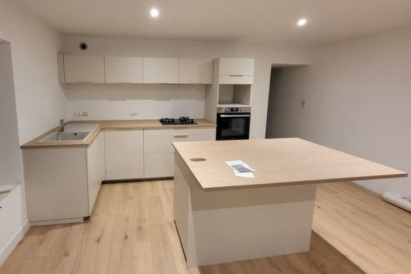 Les teintes douces, plan de travail en rappel du sol., une cuisine réalisée par SoCoo'c Pontivy