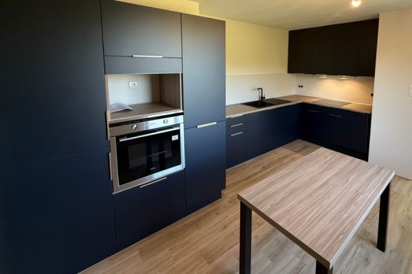 Le bleu nocturne adouci par le bois cendré., une cuisine réalisée par SoCoo'c Pontivy