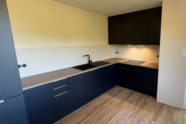 Le bleu nocturne adouci par le bois cendré., une cuisine réalisée par SoCoo'c Pontivy