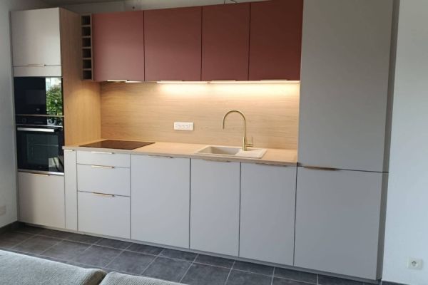 Cuisine en beige et bois avec une touche de couleur, une cuisine réalisée par SoCoo'c Fréjus