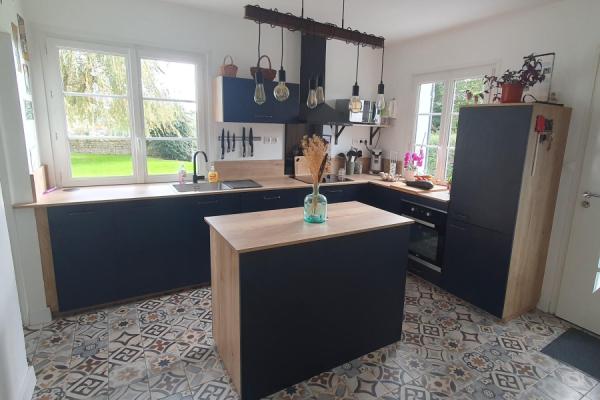 La cuisine bleue et bois de M. H , une cuisine réalisée par SoCoo'c Bayeux