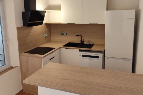 cuisine en L avec ilot espace réduit, une cuisine réalisée par SoCoo'c Marseille Cantini