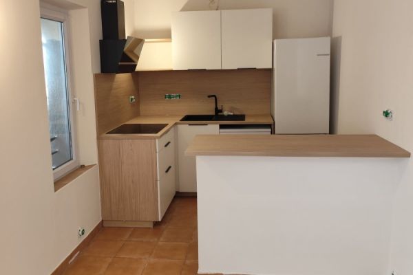 cuisine en L avec ilot espace réduit, une cuisine réalisée par SoCoo'c Marseille Cantini