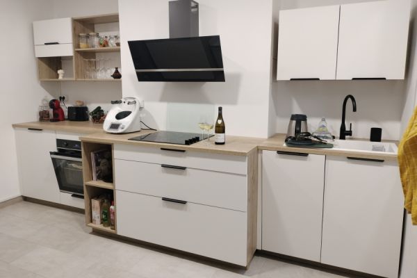 cuisine ouverte sur séjour blanc et bois , une cuisine réalisée par SoCoo'c Marseille Cantini