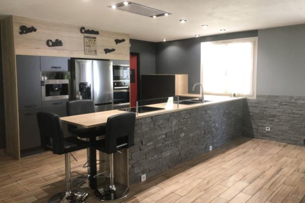 Cuisine anthracite et bois et son coin repas , une cuisine réalisée par SoCoo'c Valence