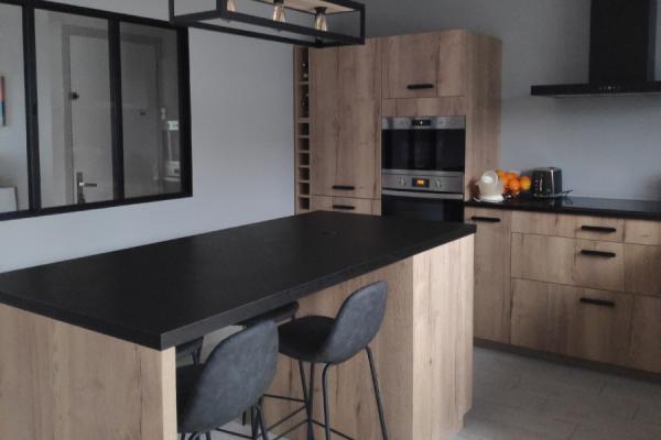 Cuisine bois et noire avec verrière , une cuisine réalisée par SoCoo'c Douai