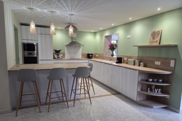 Cuisine blanche brillante, une cuisine réalisée par SoCoo'c Tours Sud