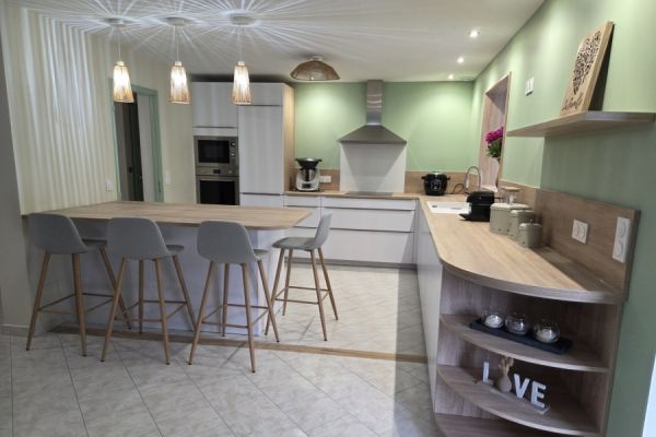 Cuisine blanche brillante, une cuisine réalisée par SoCoo'c Tours Sud
