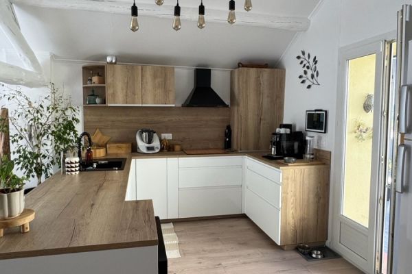 Une cuisine en U Blanche et bois, une cuisine réalisée par SoCoo'c Avignon Vedene