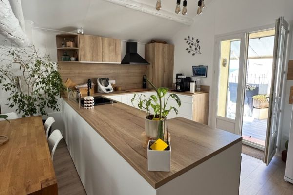 Une cuisine en U Blanche et bois, une cuisine réalisée par SoCoo'c Avignon Vedene