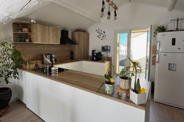 Une cuisine en U Blanche et bois, une cuisine réalisée par SoCoo'c Avignon Vedene