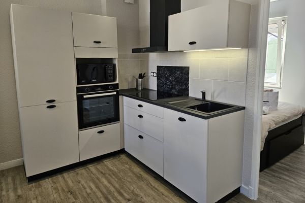 Petite noire et blanche moderne , une cuisine réalisée par SoCoo'c Agen