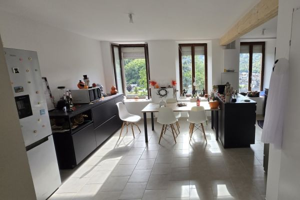 Cuisine équipée noire avec ilot et table, une cuisine réalisée par SoCoo'c Charleville