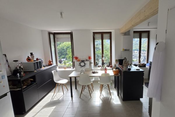 Une cuisine noire et élégante, avec îlot central, une cuisine réalisée par SoCoo'c Charleville