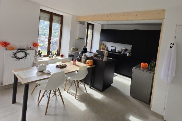 Cuisine équipée noire avec ilot et table, une cuisine réalisée par SoCoo'c Charleville
